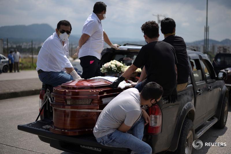 En Ecuador se hacen largas filas en cementerios para enterrar a fallecidos por coronavirus en-ecuador-se-hacen-largas-filas-en-cementerios-para-enterrar-a-fallecidos-por-coronavirus